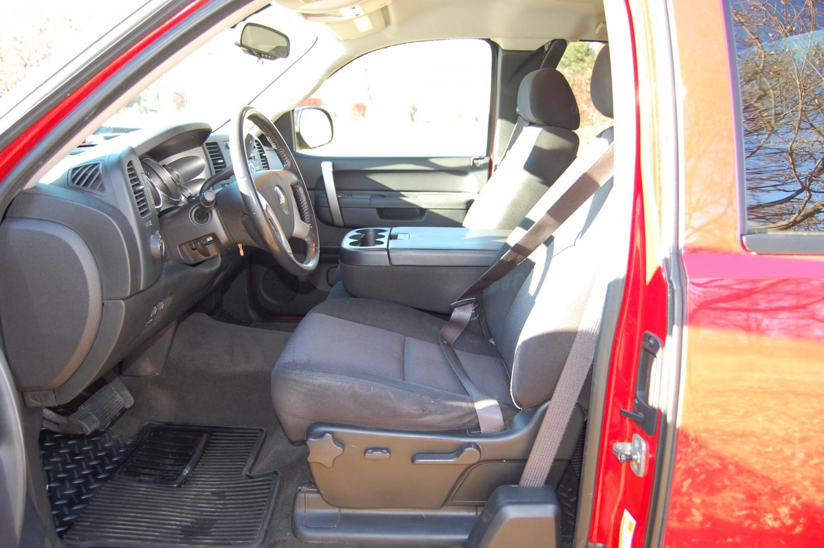 2010 RED /Black Cloth Chevrolet Silverado 1500 LT1 (1GCSKSE3XAZ) with an 5.3L V8 OHV 16V FFV engine, Automatic transmission transmission, located at 6528 Lower York Road, New Hope, PA, 18938, (215) 862-9555, 40.358707, -74.977882 - Here for sale is a very nice 2010 Chevrolet Silverado 1500 extended cab with a Z71 package. Under the hood is a strong running 5.3 liter V8 which puts power to 2 or 4 wheels via a smooth shifting automatic transmission. Features include; Black cloth interior, keyless entry, 2 remotes, 3 keys, cru - Photo#16